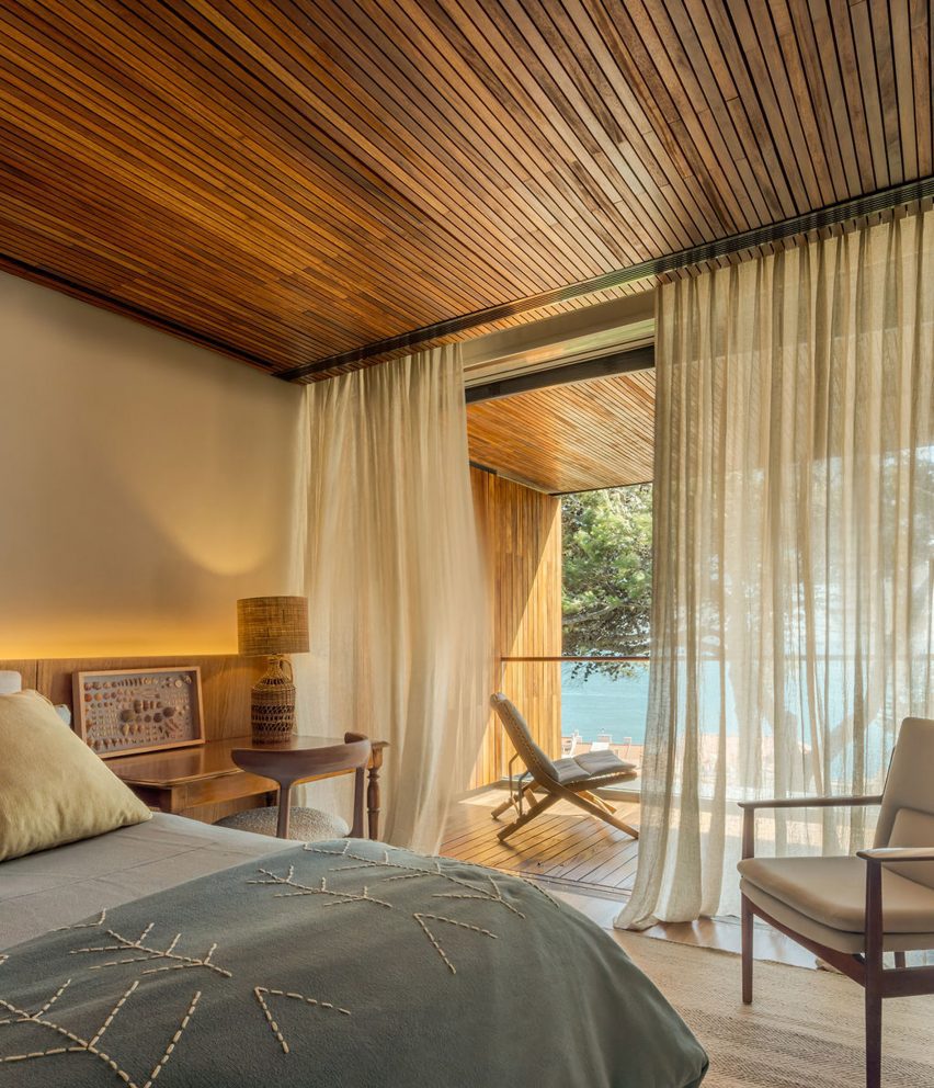 Bedroom in a Portuguese house by Bernardes Arquiteturas