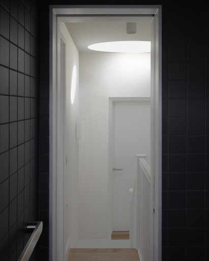 Circular skylight within London home extension by EBBA
