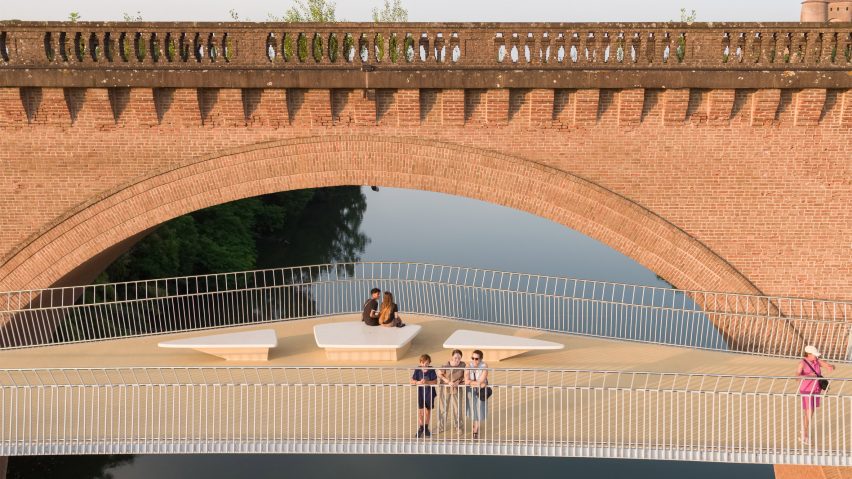 Albi footbridge built on a viaduct by New and Partners