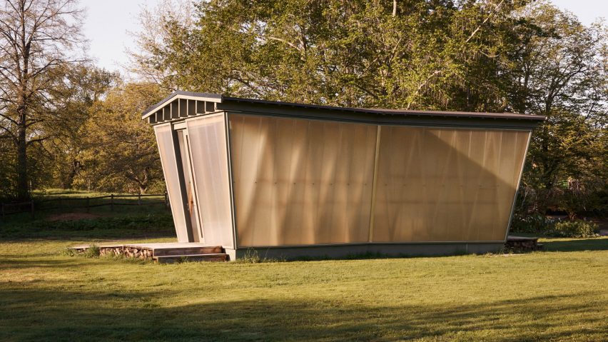 Paviljong Rosendal on green lawn