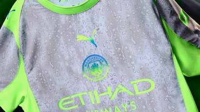 Manchester City unveils rain-covered kit “as a tribute to the famous Mancunian weather”