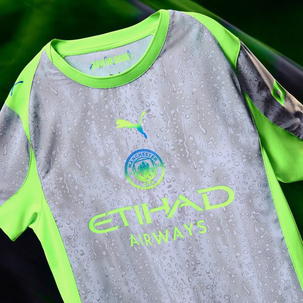 Manchester City unveils rain-covered kit “as a tribute to the famous Mancunian weather”