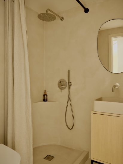 Bathroom with neutral design scheme