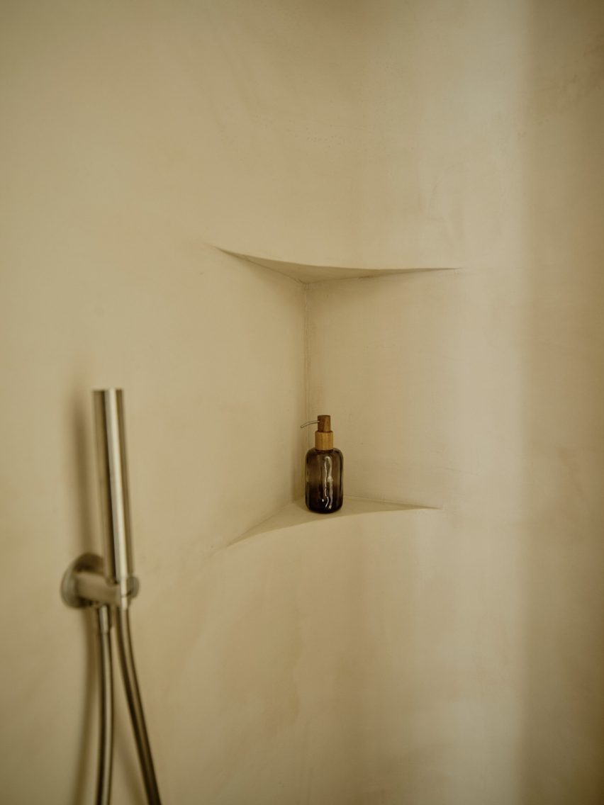 Bathroom with neutral design scheme