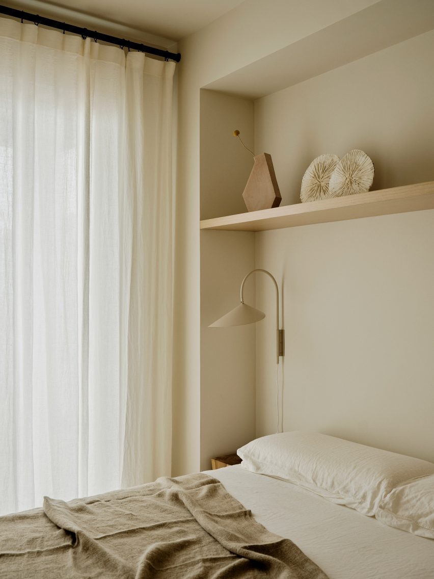 Bedroom with neutral design scheme