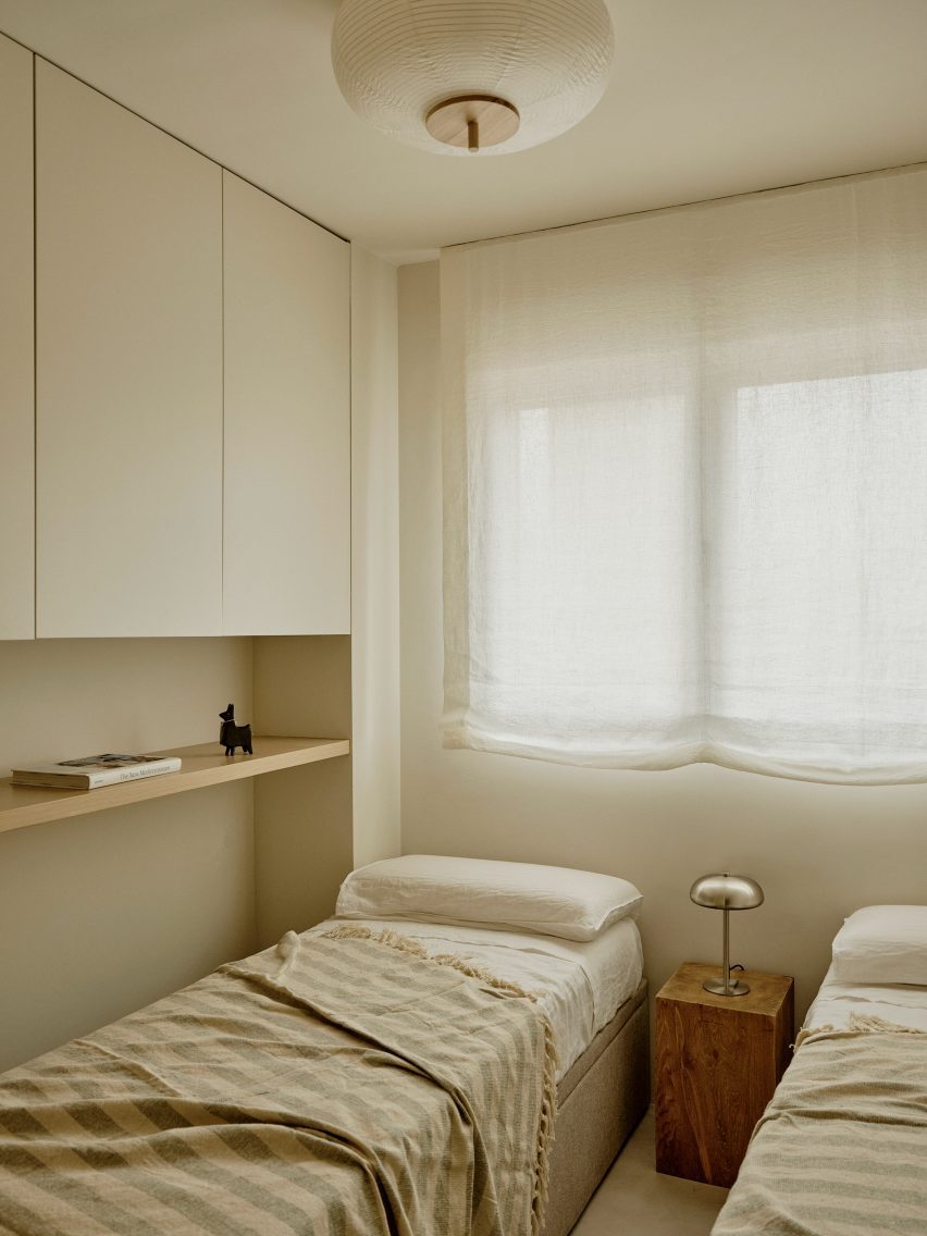 Bedroom with neutral design scheme