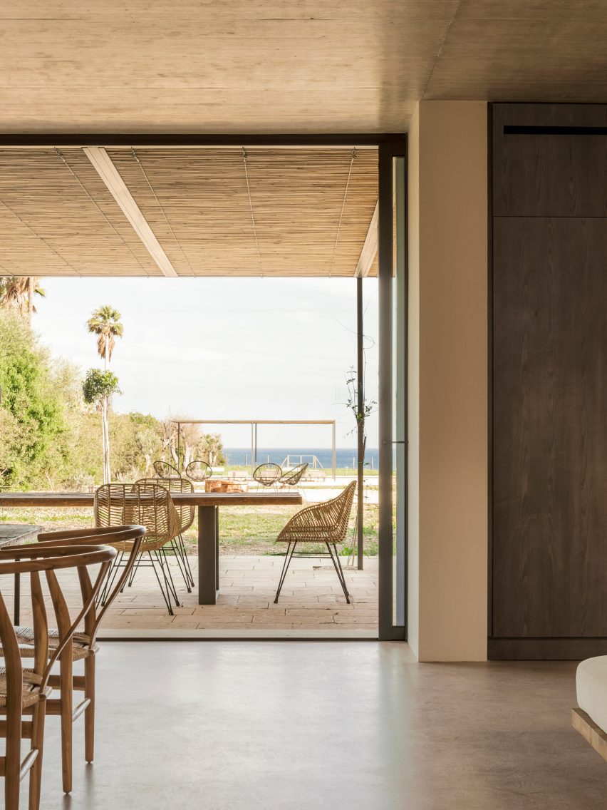 Patio House in Sicily by Solum
