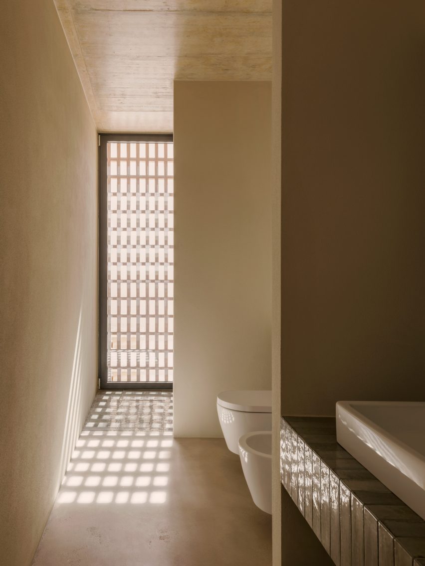 Patio House in Sicily by Solum