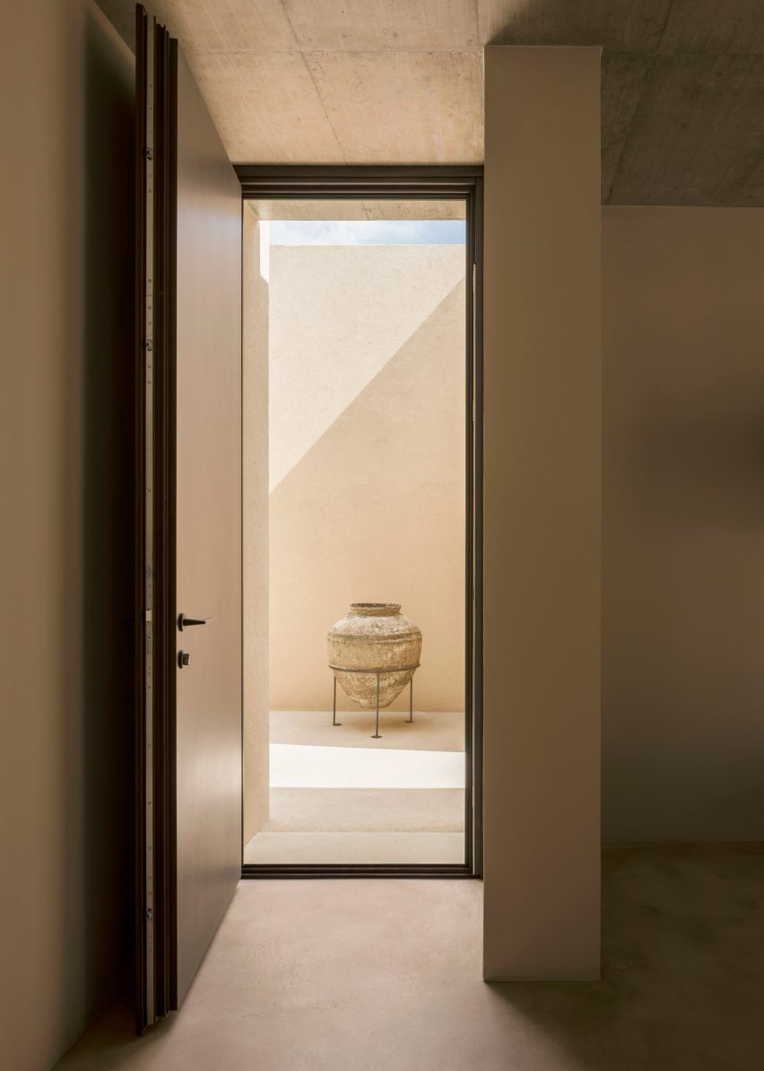 Patio House in Sicily by Solum