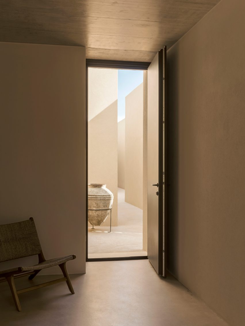 Patio House in Sicily by Solum