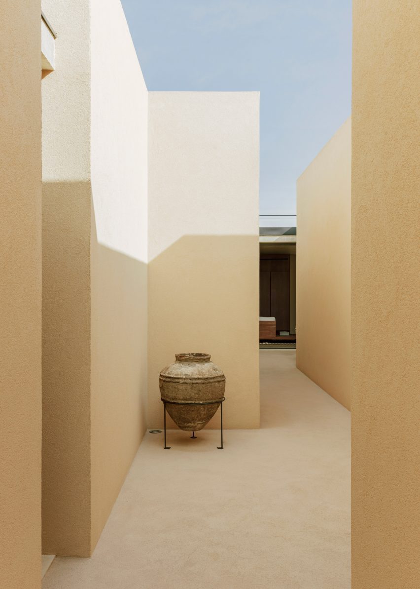 Patio House in Sicily by Solum