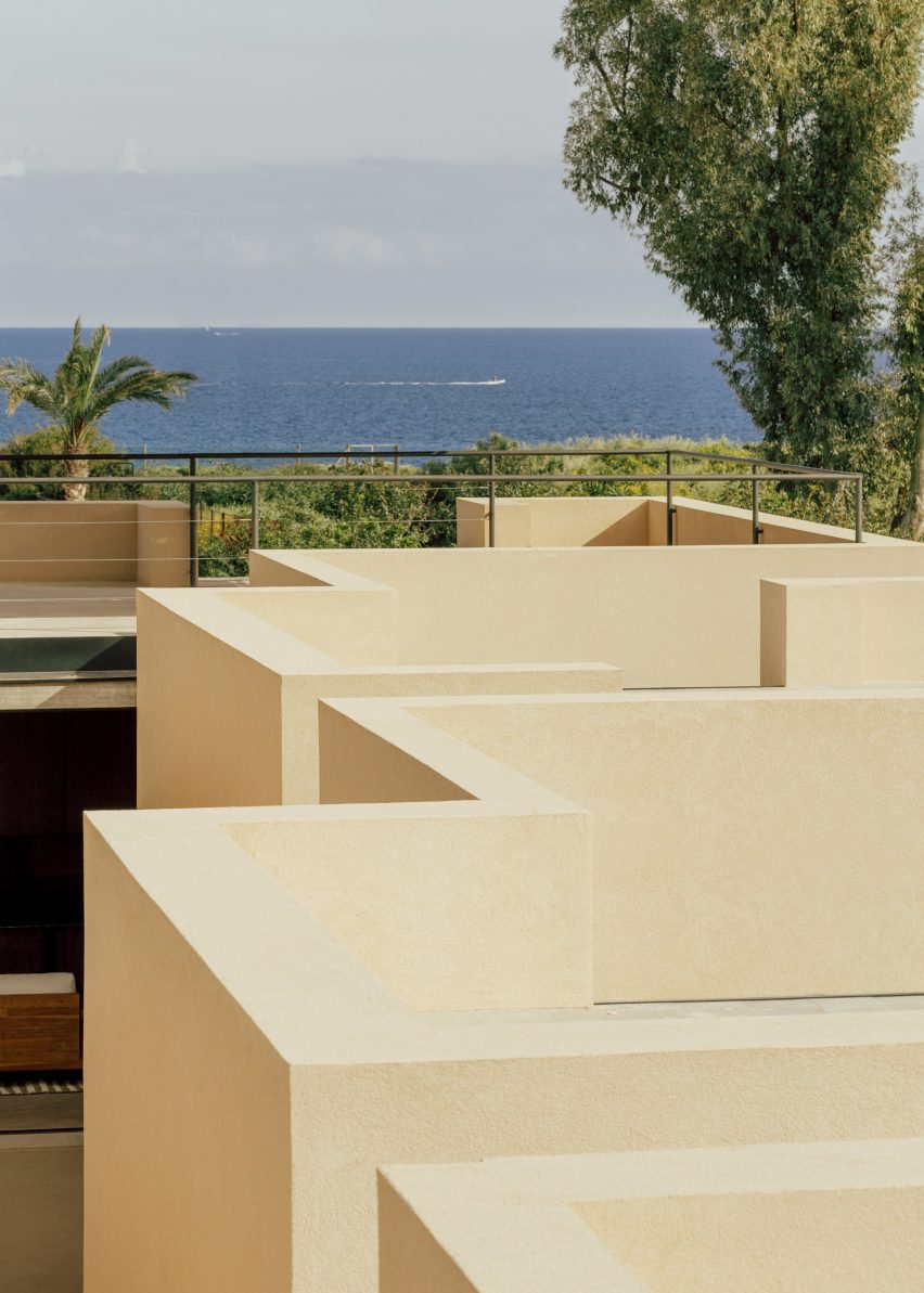 Patio House in Sicily by Solum