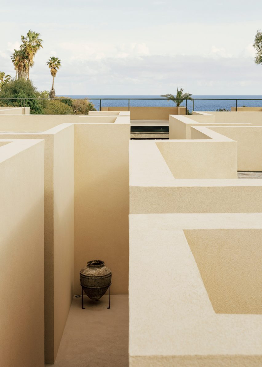 Patio House in Sicily by Solum