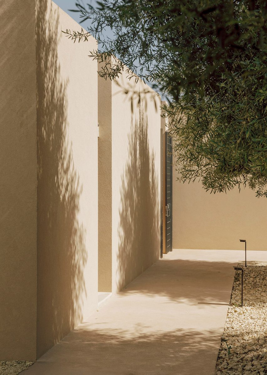 Patio House in Sicily by Solum