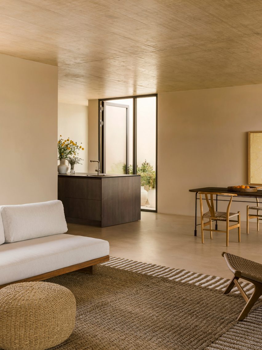 Patio House in Sicily by Solum
