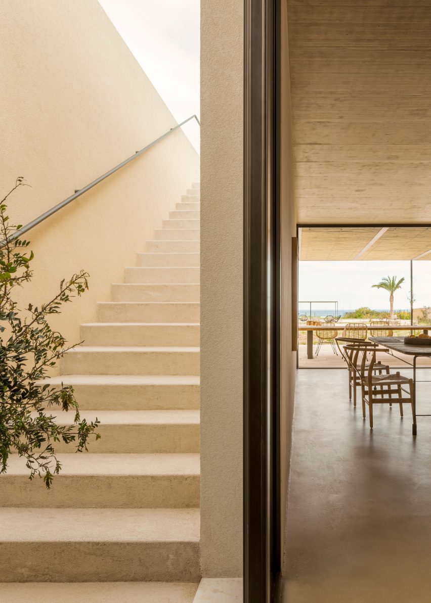 Patio House in Sicily by Solum