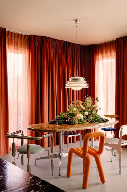 Veneered wooden dining table by Mistovia
