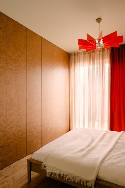 Spiky pendant light in the bedroom
