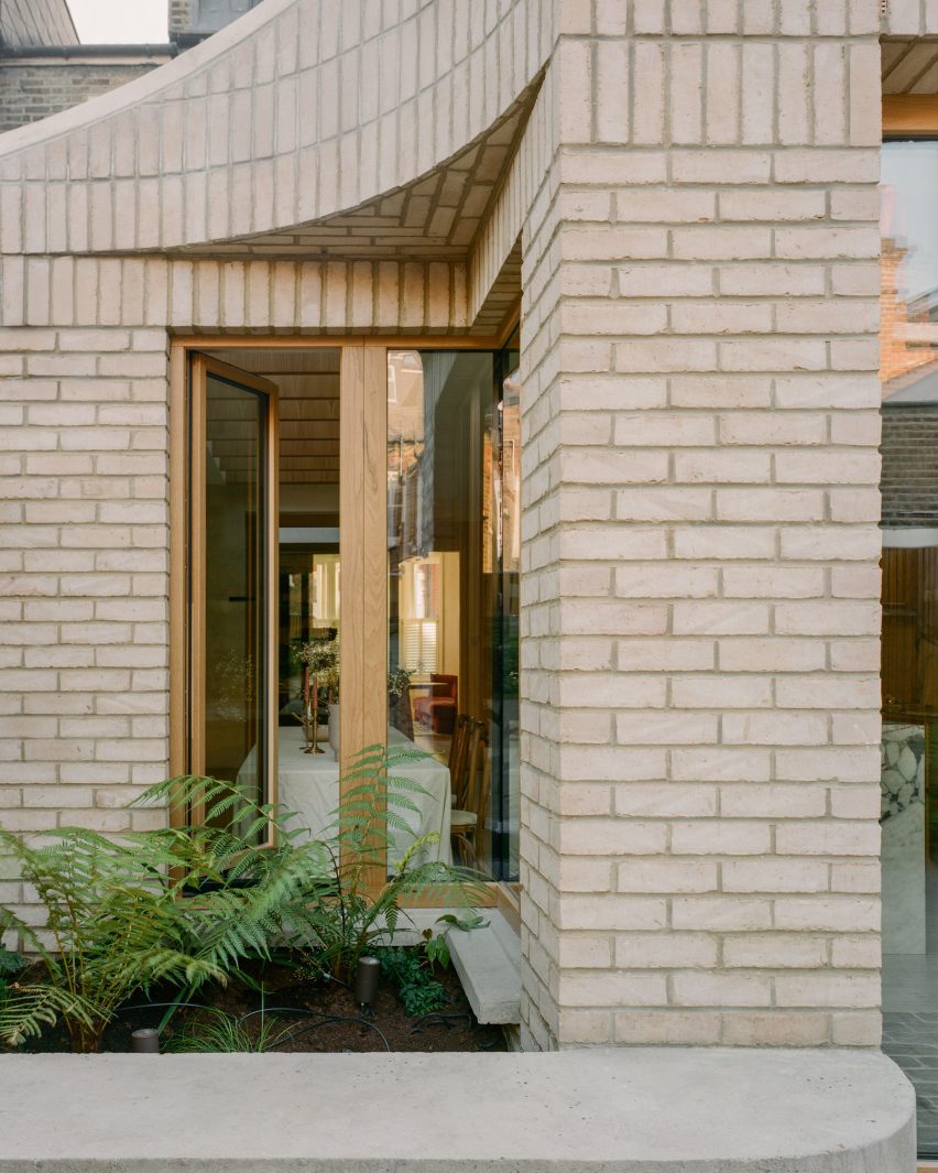 Sobremesa house extension and renovation in London by Studio McW