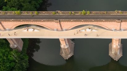 Albi footbridge built on a viaduct by New and Partners