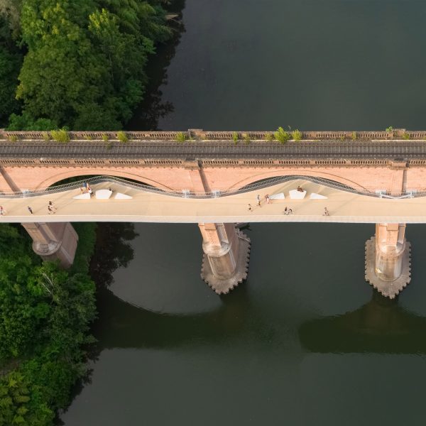 Albi footbridge built on a viaduct by New and Partners