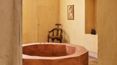 Bathtub in suite of Palazzo Daniele by Palomba Serafini Associati