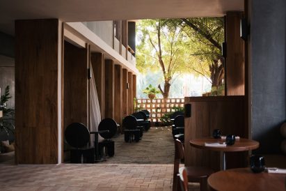Sandy courtyard with dining tables and chairs