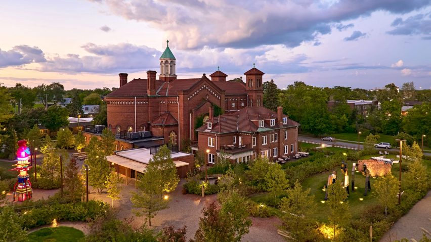 Photo of a stately building
