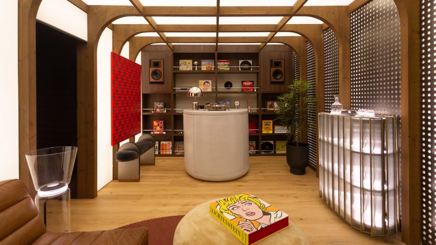 Photo of a room with a bar and record player