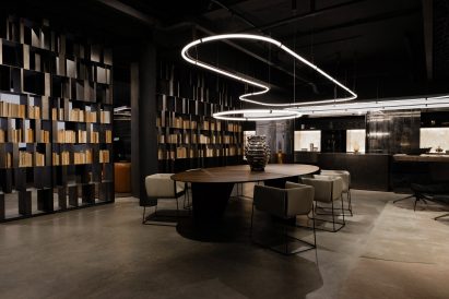 Table, bookshelf and light in the Henge showroom