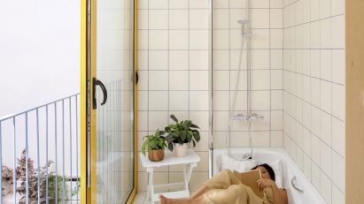 Bathroom with yellow-coloured ceramic tiles