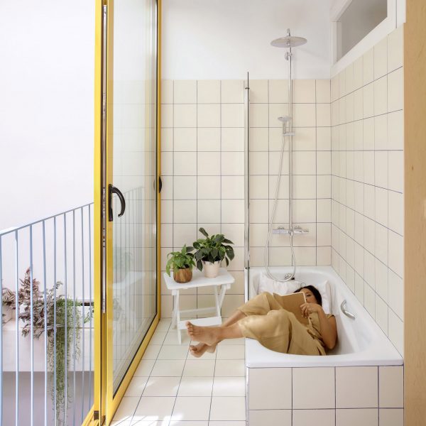 Bathroom with yellow-coloured ceramic tiles