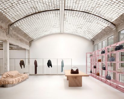 Room wiht glass-brick ceiling