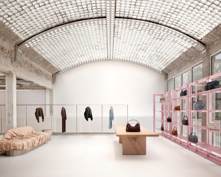 Room wiht glass-brick ceiling