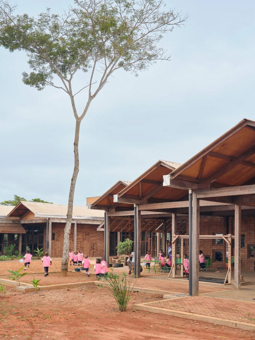 African Flow School in Cameroon by Urbanitree