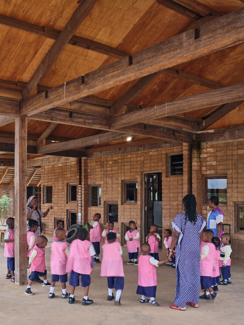 African Flow School in Cameroon by Urbanitree