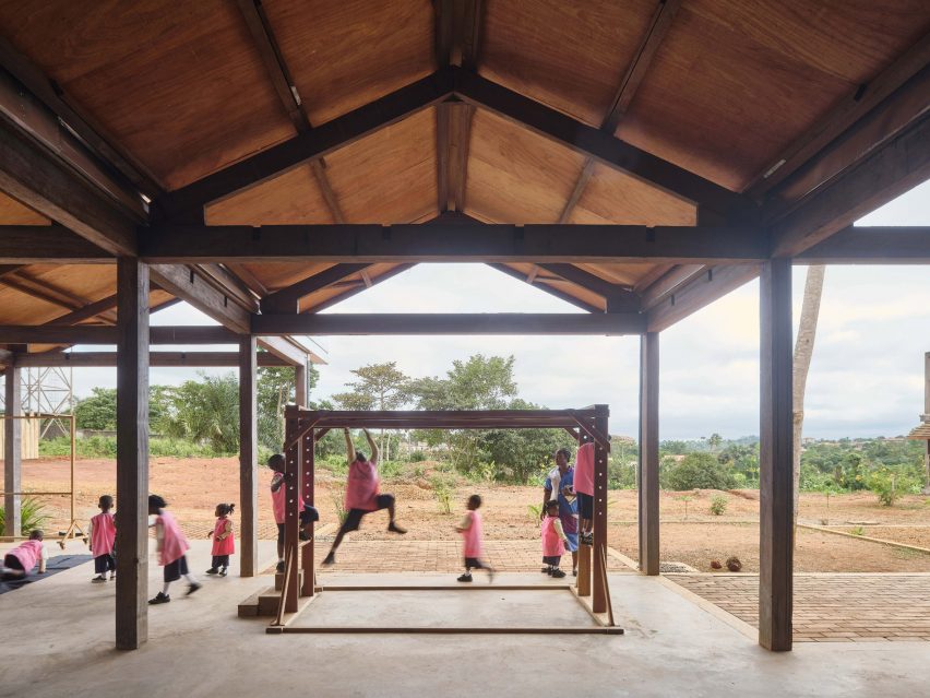 African Flow School in Cameroon by Urbanitree