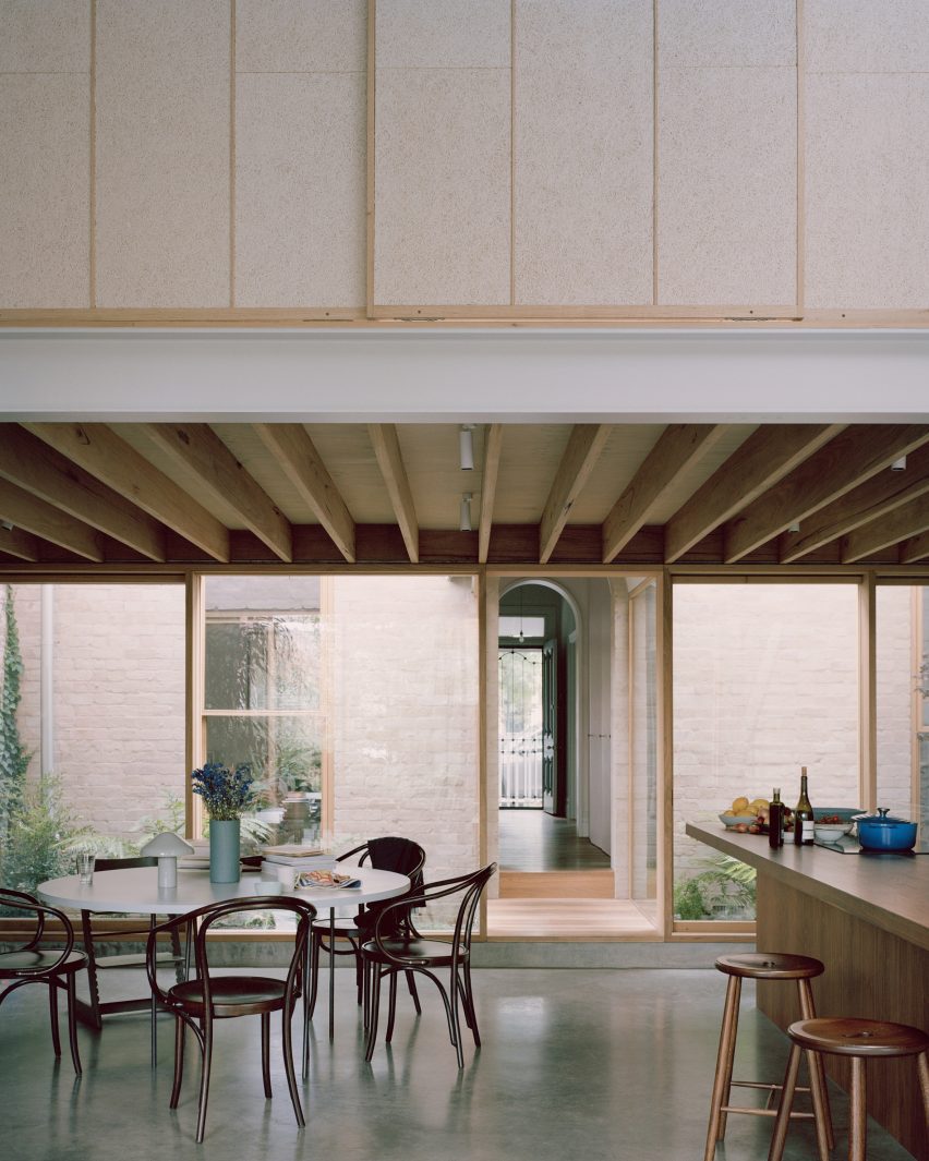 Cottage extension in Australia by Lovell Burton