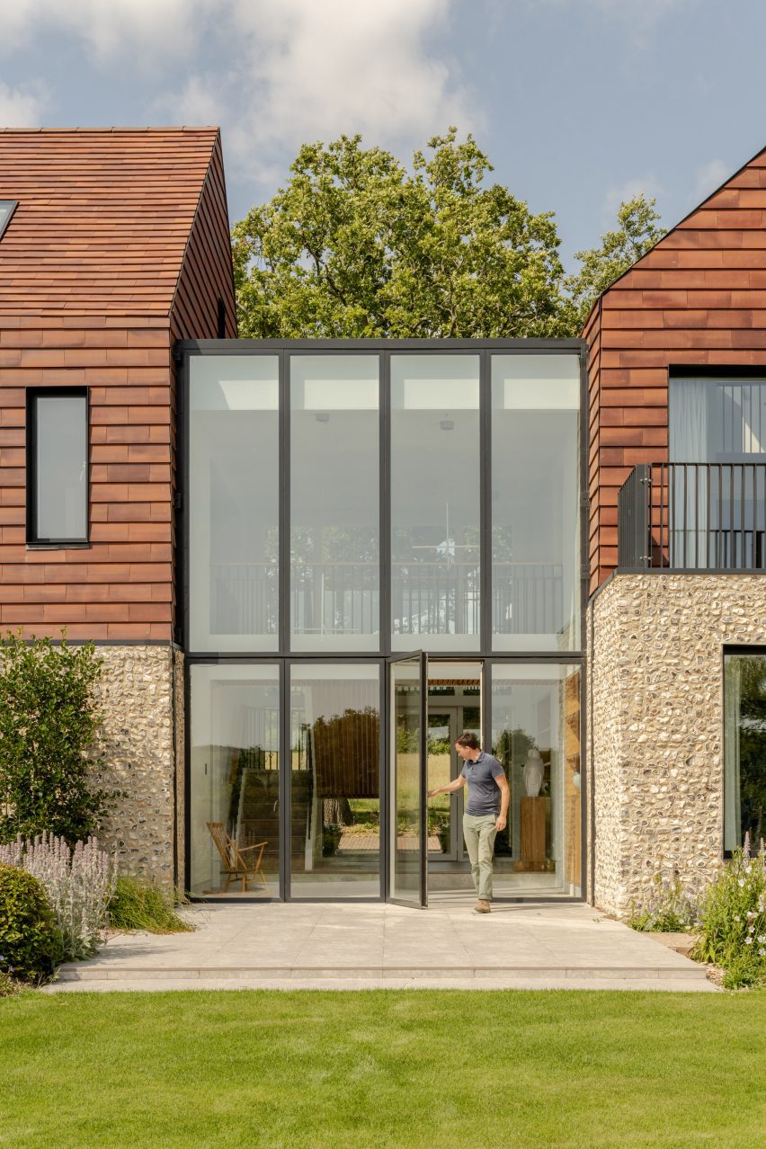 Glazed walls of Bulls Barn house by Selencky Parsons
