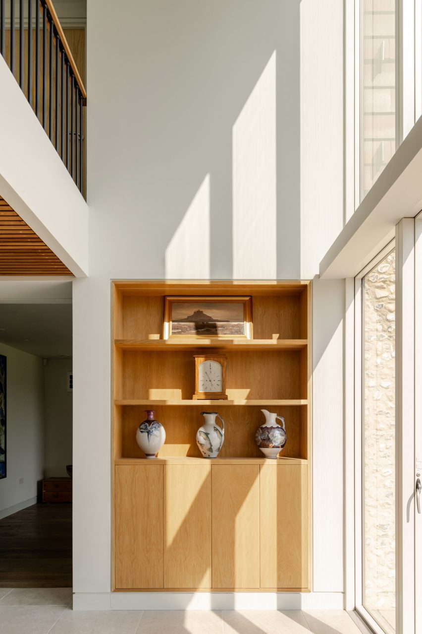 Bookshelf of Bulls Barn house by Selencky Parsons