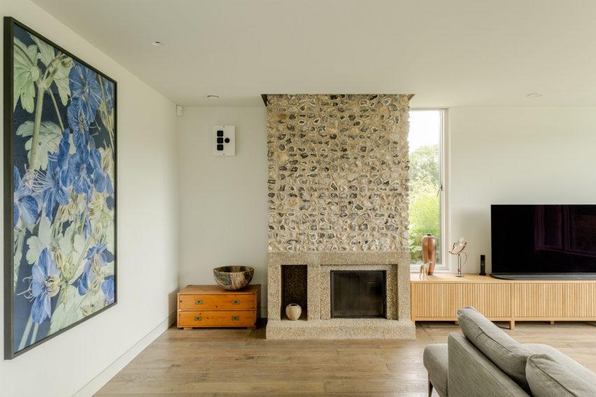 Flint fireplace in Bulls Barn house by Selencky Parsons