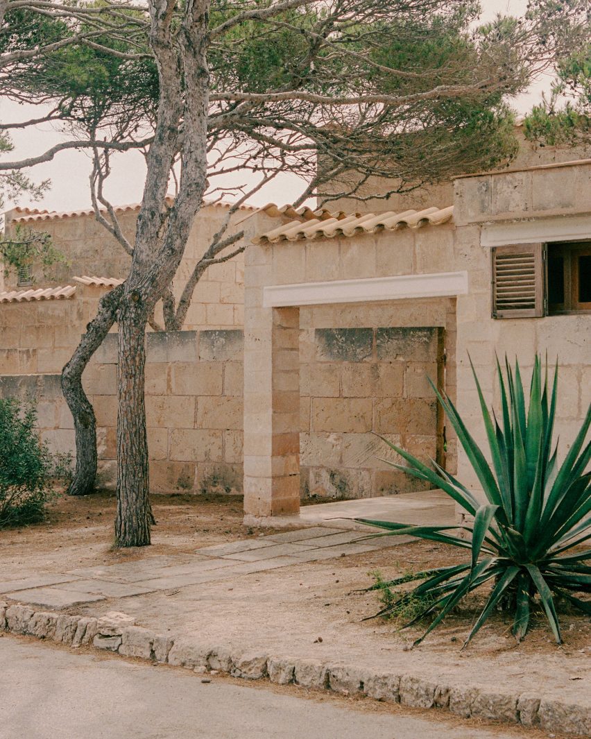 Jørn Utzon's Can Lis photographed by Alex Dormon