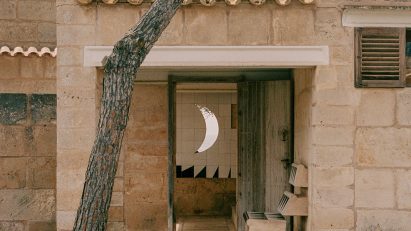 Entrance to Jørn Utzon's Can Lis photographed by Alex Dormon
