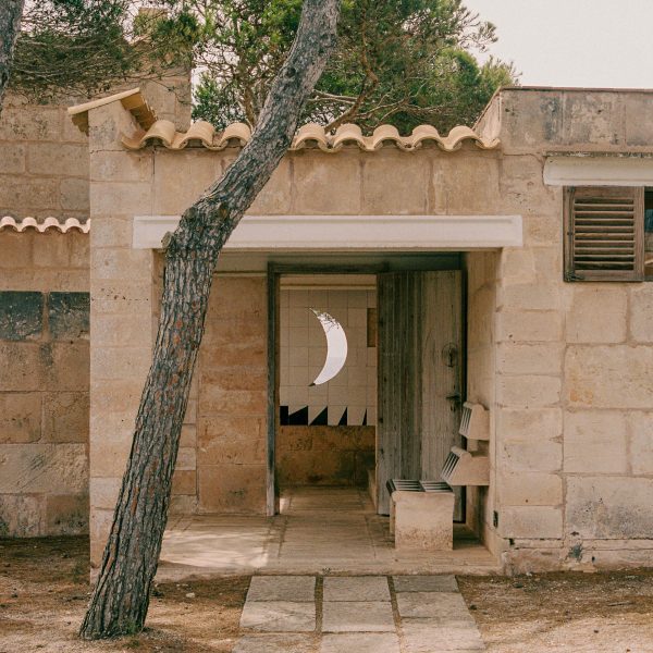 Entrance to Jørn Utzon's Can Lis photographed by Alex Dormon