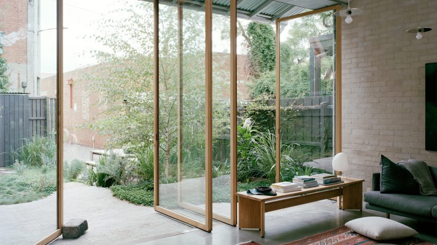 Cottage extension in Australia with rotating glass doors by Lovell Burton