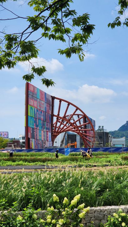 Humanise Wall by Heatherwick Studio under construction in Seoul