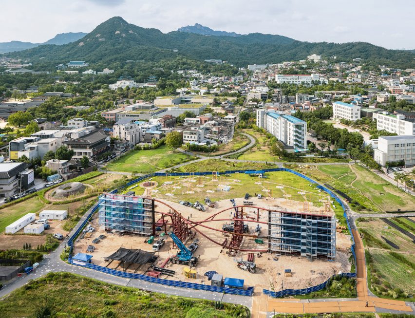 Heatherwick's Humanise Wall under construction in Seoul