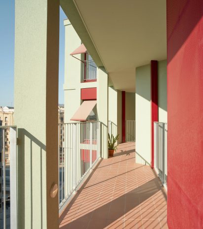 Balcony at La Comunidad Habitacional in Barcelona by Cierto Estudio