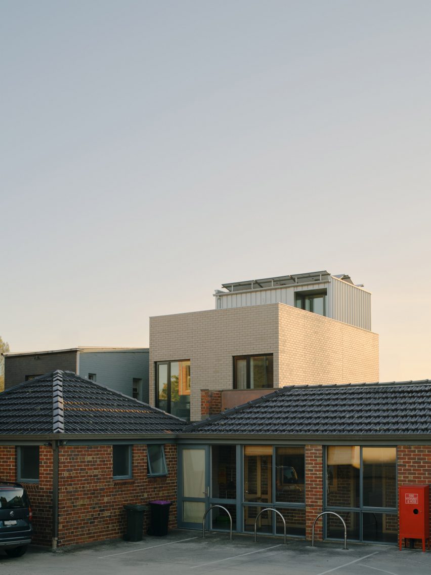 Melville compact house in Melbourne by Jos Tan