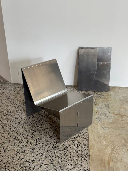 Aluminium chair in its opened and flat-packed forms